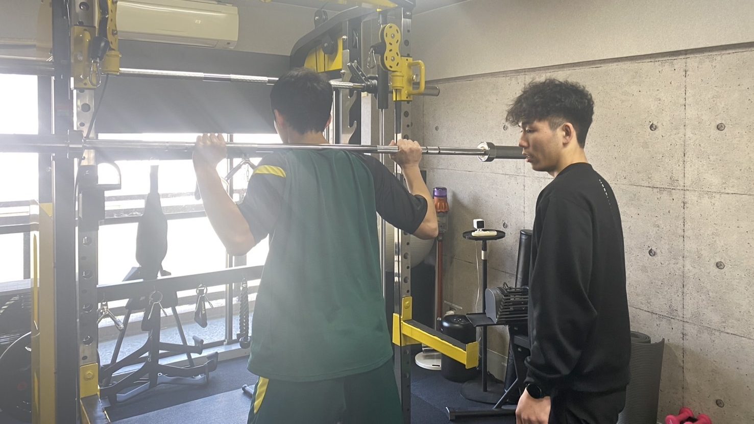 八丁畷でのパーソナルトレーニングでスクワットをする男性